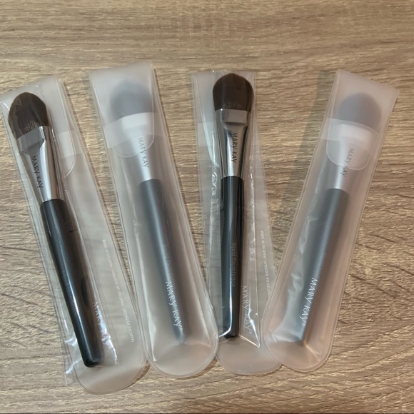 Liquid Foundation Brush - Picture 2 of 3